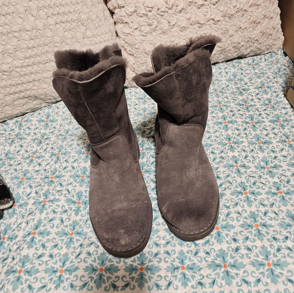 UGGS Women's Gray Suede Boots